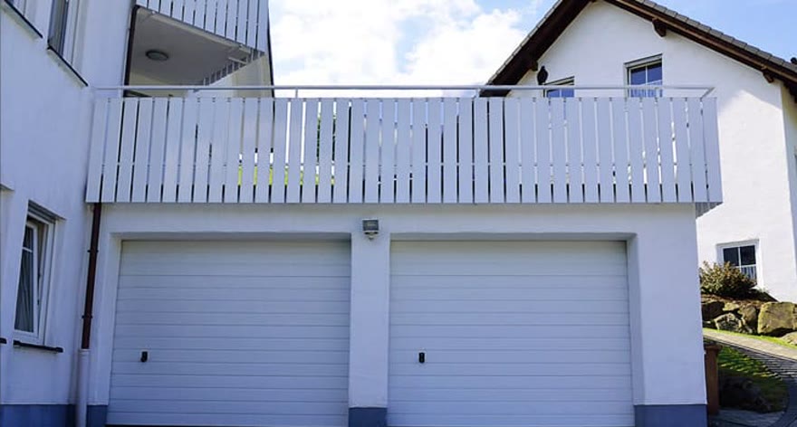 Derselbe Balkon nach der Sanierung mit Alu-Profilen